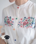 レディース 大人 上品 彩り花刺繍のコットンシャツブラウス【ゆうパケット可】 mode-9558